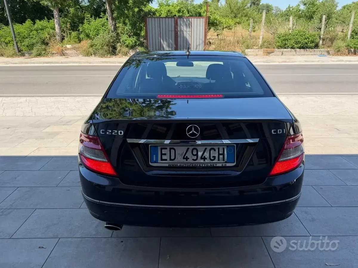 Usata Mercedes C220 Elegance 170 CV (125 kW) 2010 Nero Berlina