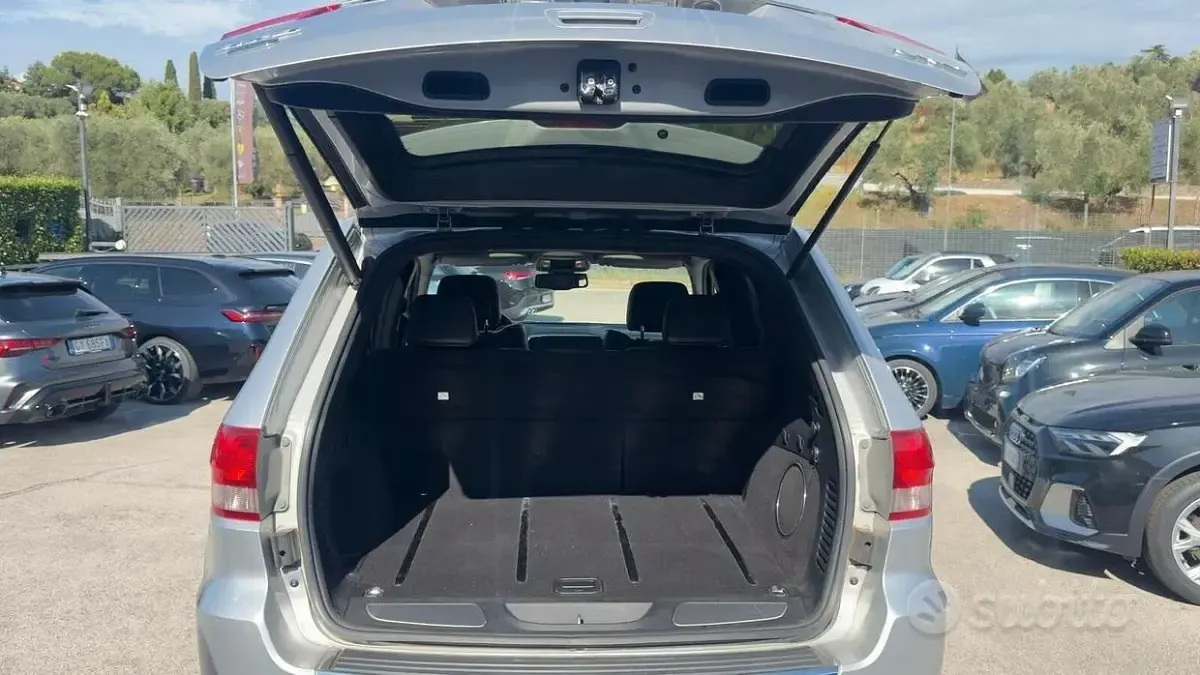 Usata Jeep Grand Cherokee Overland 241 CV (177 kW) 2012 Grigio SUV