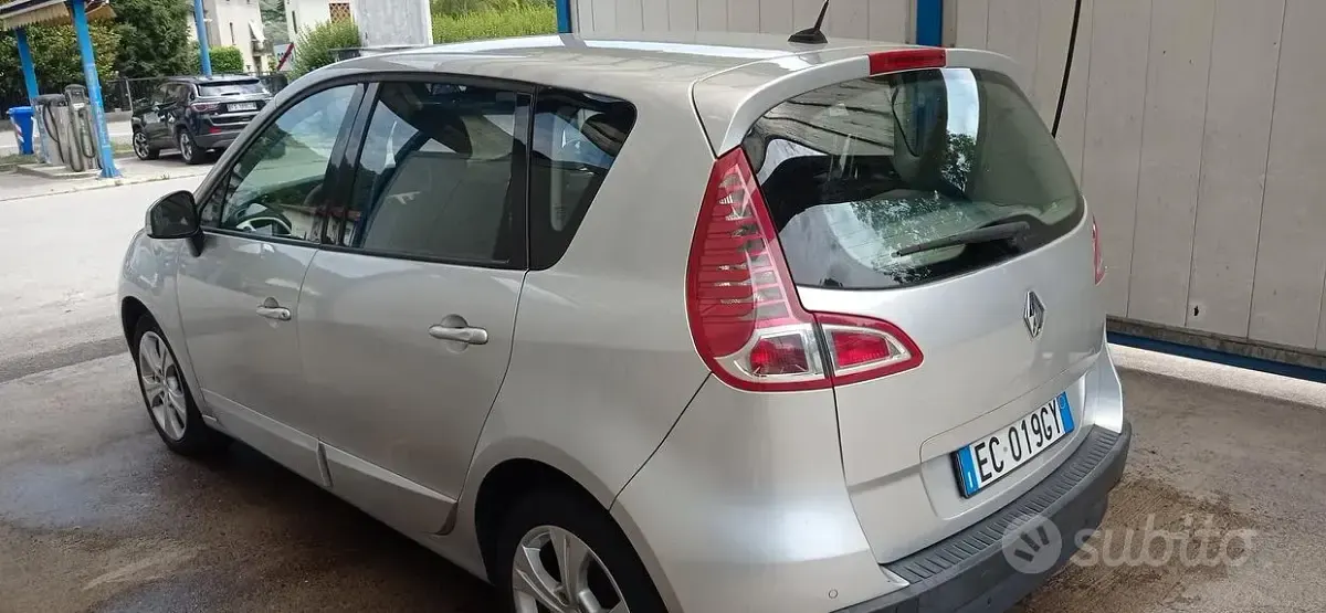 Usata Renault Scénic 106 CV (77 kW) 2010 Grigio Monovolume