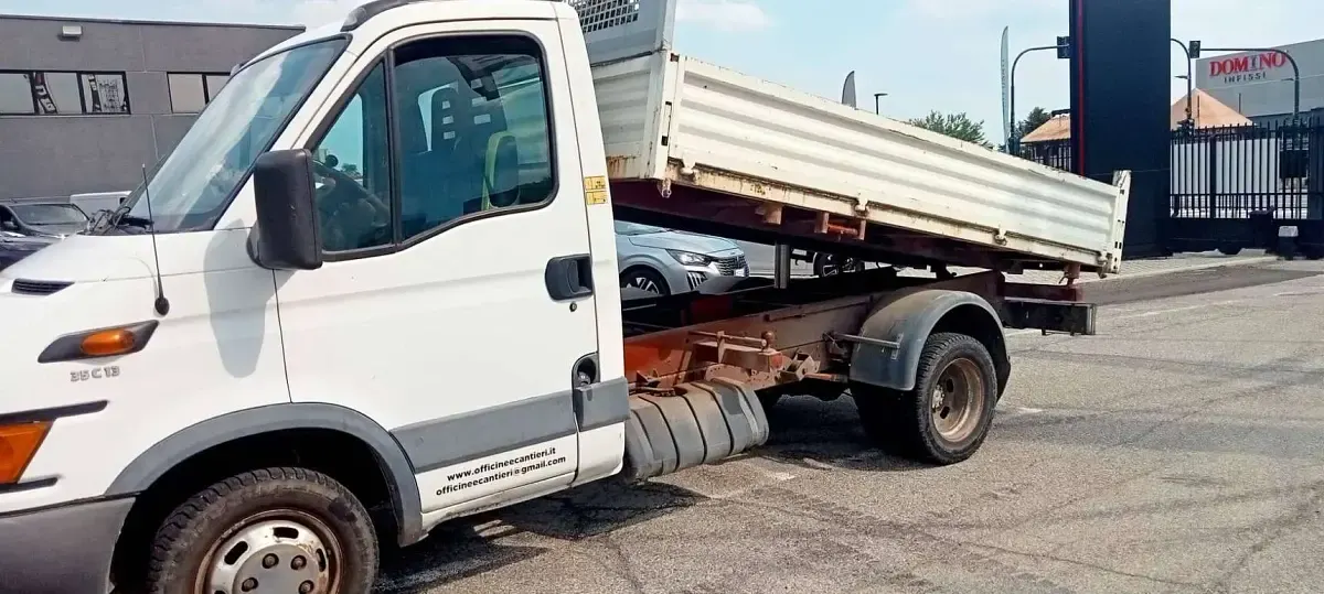 Usata Iveco Daily 125 CV (91 kW) 2002 Bianco Furgone