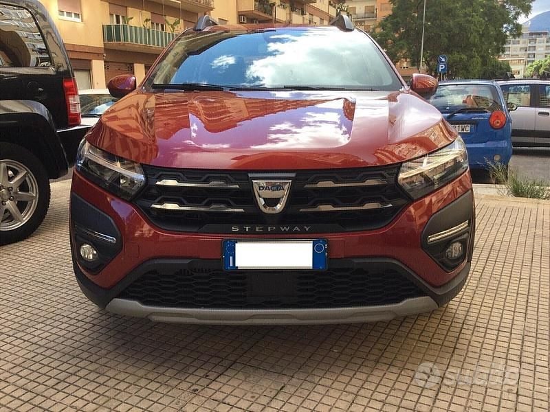 Begagnad Dacia Sandero Comfort 91 HK (66 kW) 2022 Röd Sedan
