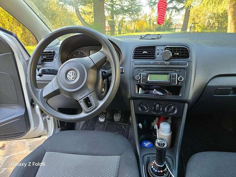 Grigio Usata 2011 VW Polo Trendline Tre volumi | 4500 € (Cara) - Immagine 1/4