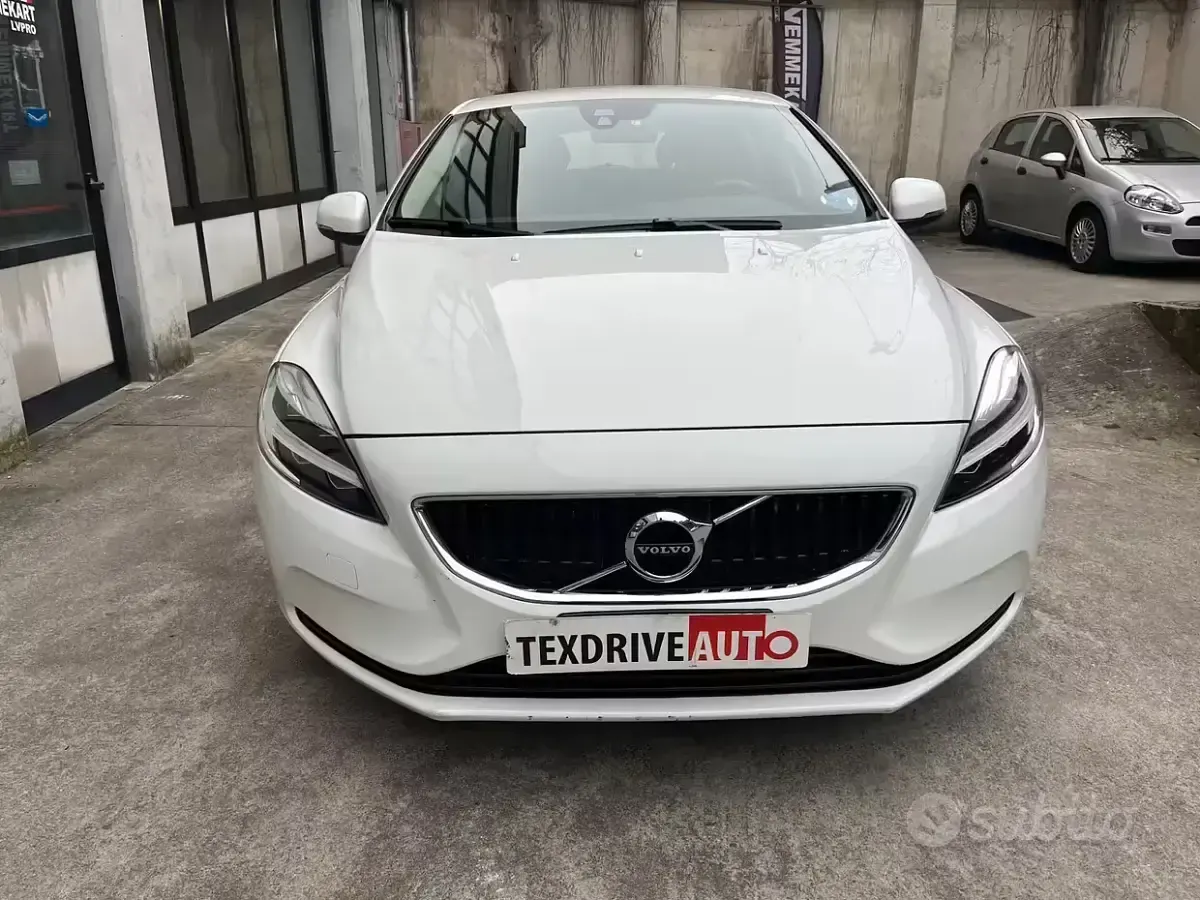 Gebraucht Volvo V40 Business Edition 120 PS (88 kW) 2019 Weiß Limousine