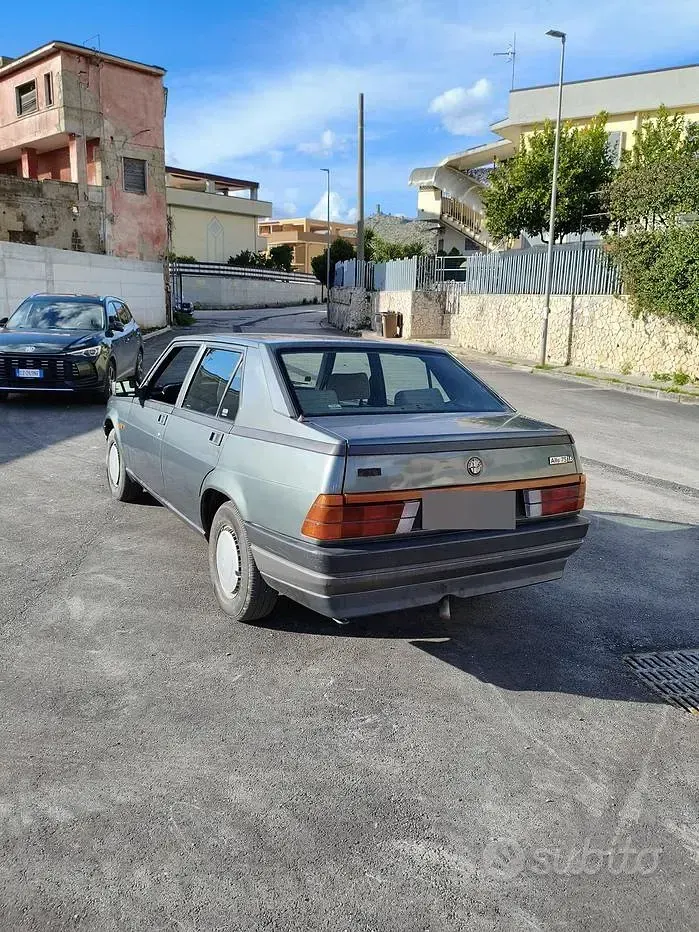 Usata Alfa Romeo 75 110 CV (80 kW) 1987 Grigio Berlina