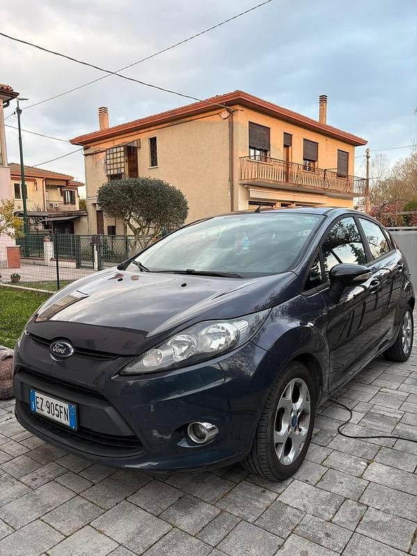 Usata Ford Fiesta 96 CV (70 kW) 2012 Blu Utilitaria