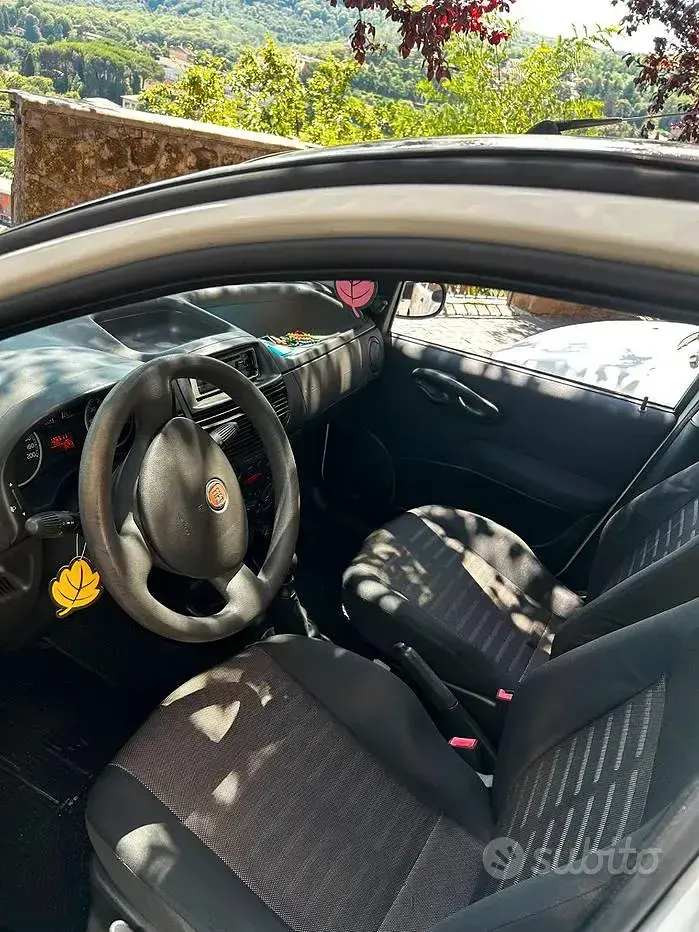 Usata Fiat Punto 60 CV (44 kW) 2009 Bluazzurro Utilitaria