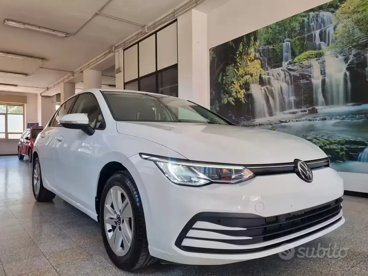 Usata VW Golf VIII Life 131 CV (96 kW) 2023 Bianco Berlina