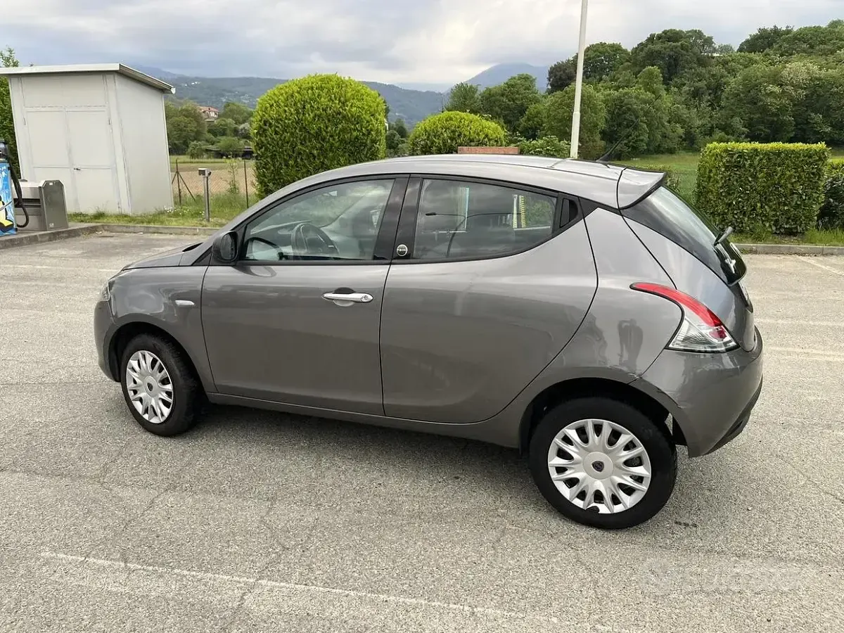 Usata Lancia Ypsilon Silver 85 CV (62 kW) 2014 Grigio Utilitaria