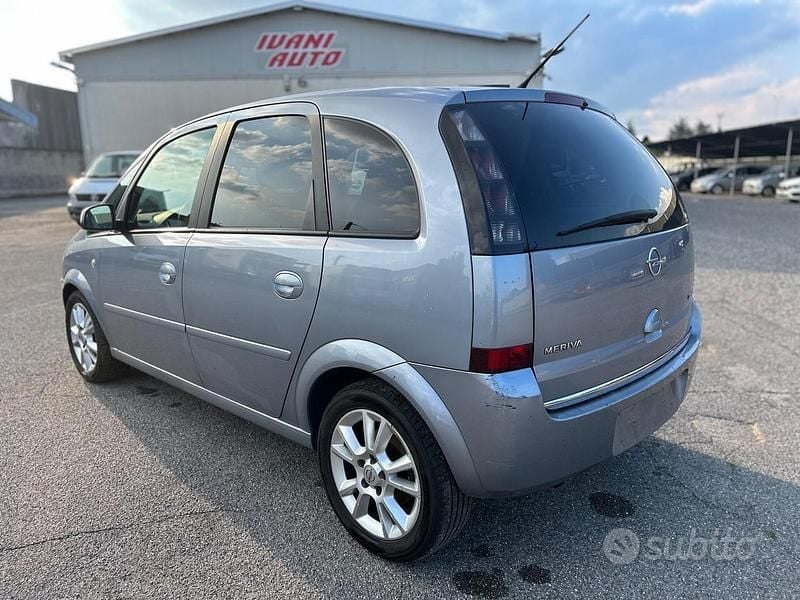 Usado Opel Meriva Enjoy 101 CV (74 kW) 2008 Gris Monovolumen