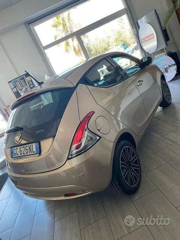 Usata Lancia Ypsilon 69 CV (50 kW) 2021 Oro Utilitaria