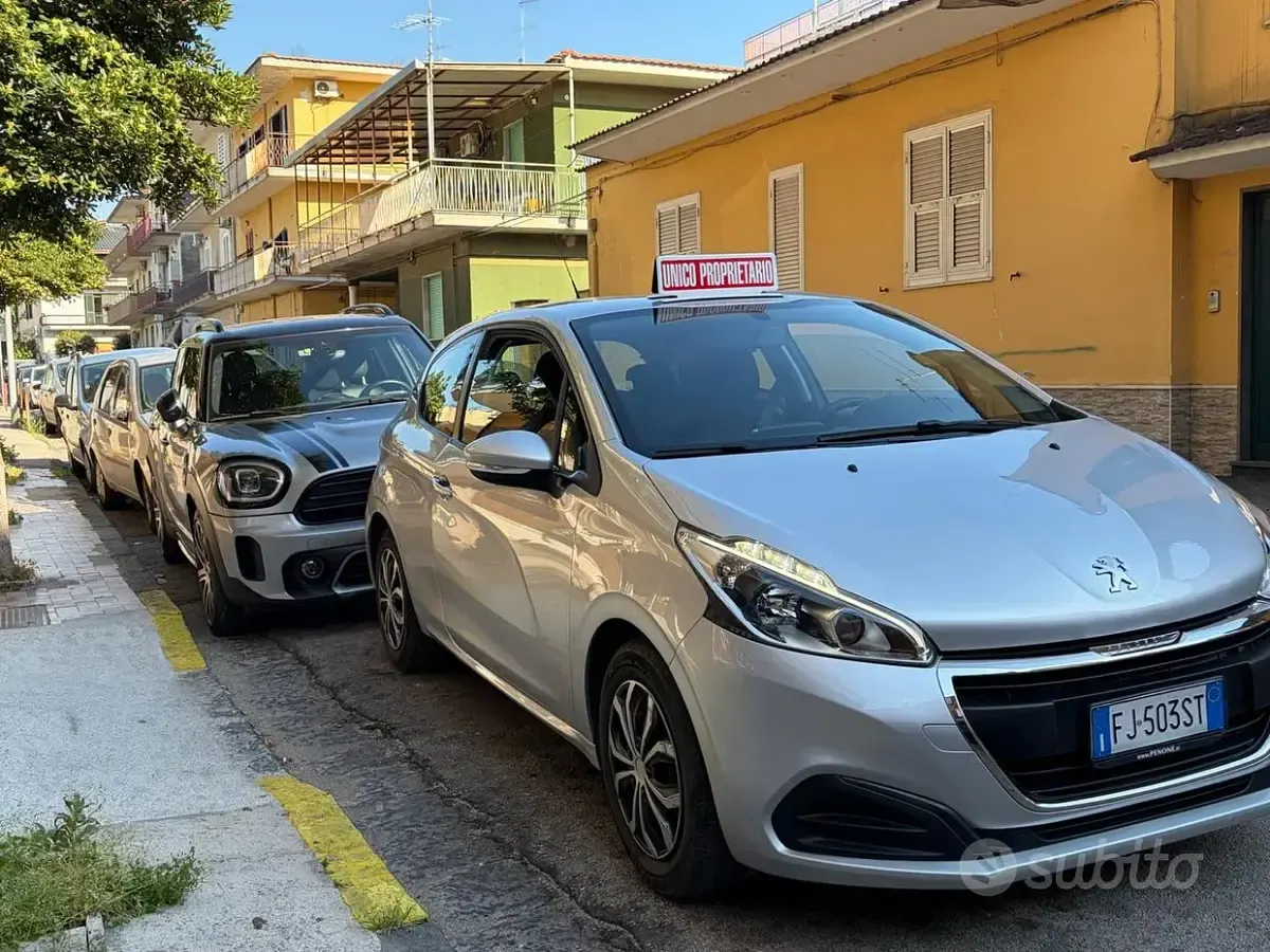 Usata Peugeot 208 Active 110 CV (80 kW) 2017 Grigio Utilitaria