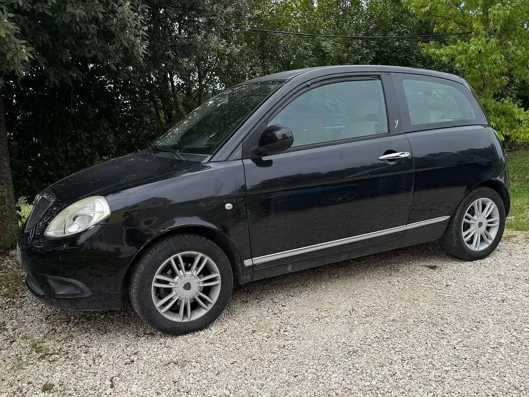 Gebraucht Lancia Ypsilon 75 PS (55 kW) 2010 Schwarz Kleinwagen