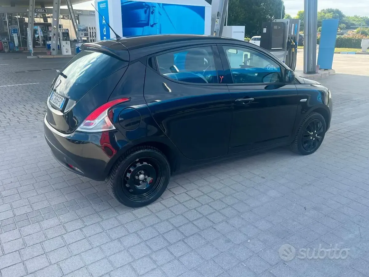 Usata Lancia Ypsilon 69 CV (50 kW) 2014 Nero Utilitaria