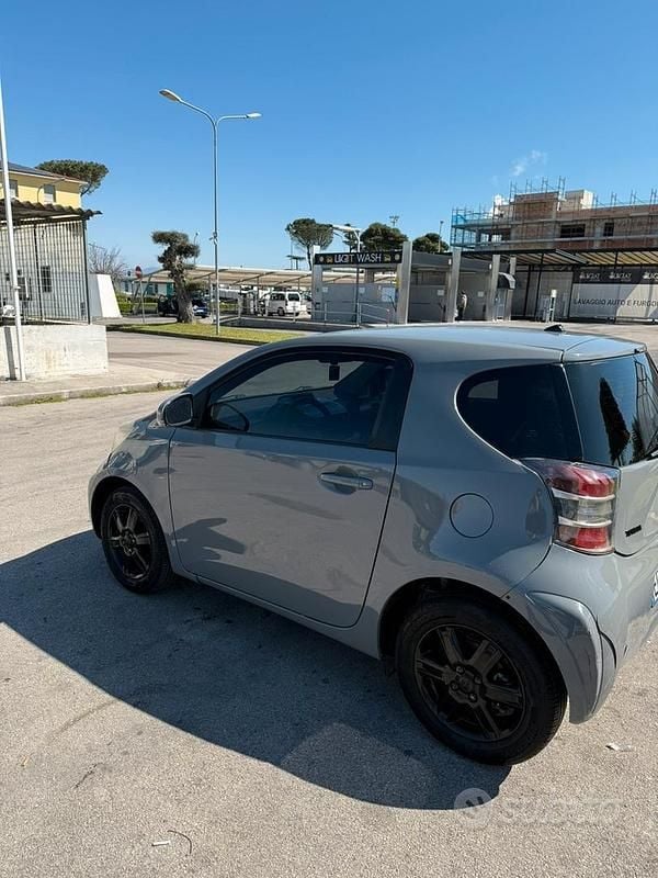 Usata Toyota iQ 98 CV (72 kW) 2010 Grigio Utilitaria