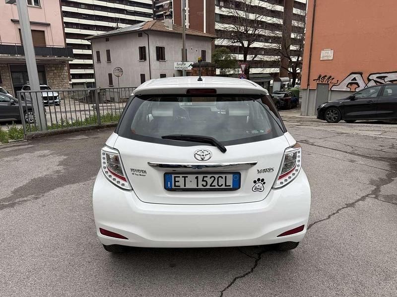 Usata Toyota Yaris Active 69 CV (50 kW) 2013 Bianco Utilitaria