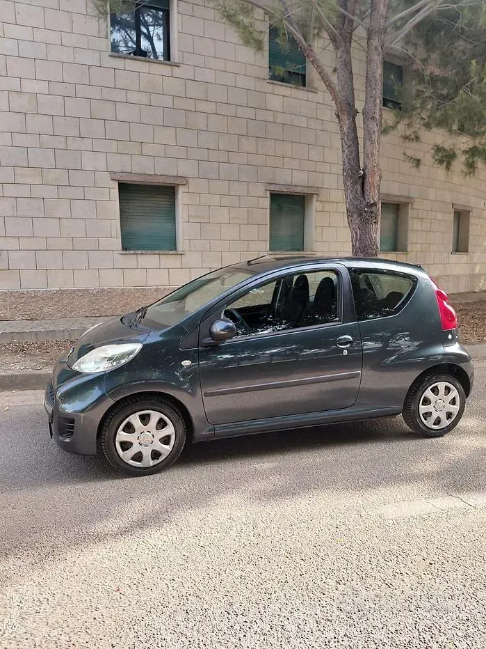 Usata Peugeot 107 68 CV (50 kW) 2010 Grigio Utilitaria