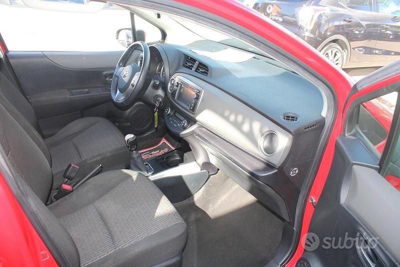 Rosso Usata 2014 Toyota Yaris Active Tre volumi | 5990 € (Buon prezzo) - Immagine 1/4