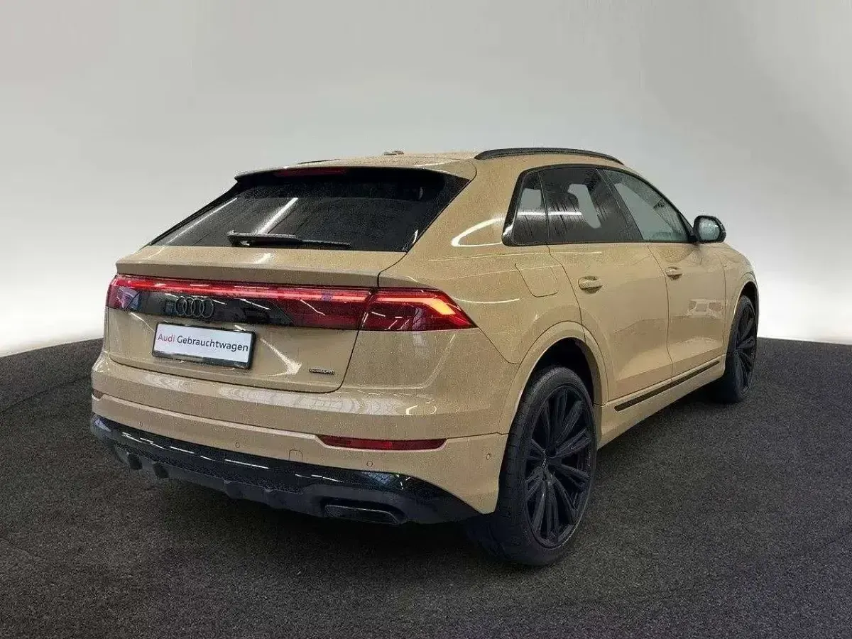 Usata Audi Q8 S-Line 286 CV (210 kW) 2025 Oro sakhir SUV