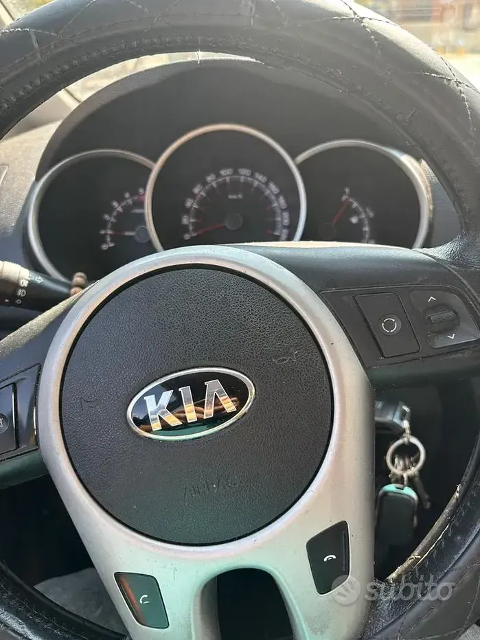Usata Kia Venga 90 CV (66 kW) 2015 Nero Utilitaria