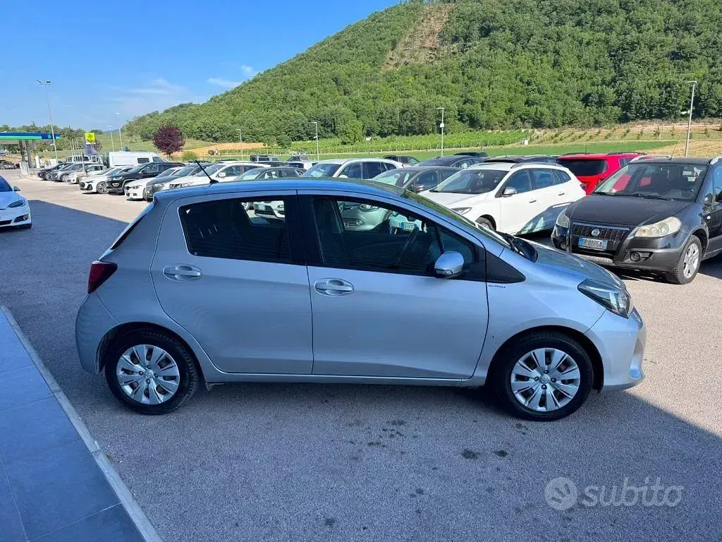 Usata Toyota Yaris Active 69 CV (50 kW) 2016 Grigio Berlina