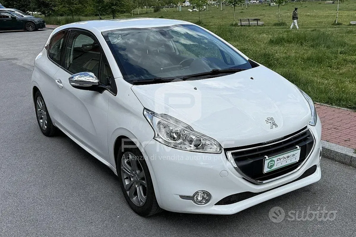 Usata Peugeot 208 Allure 68 CV (50 kW) 2014 Bianco Utilitaria