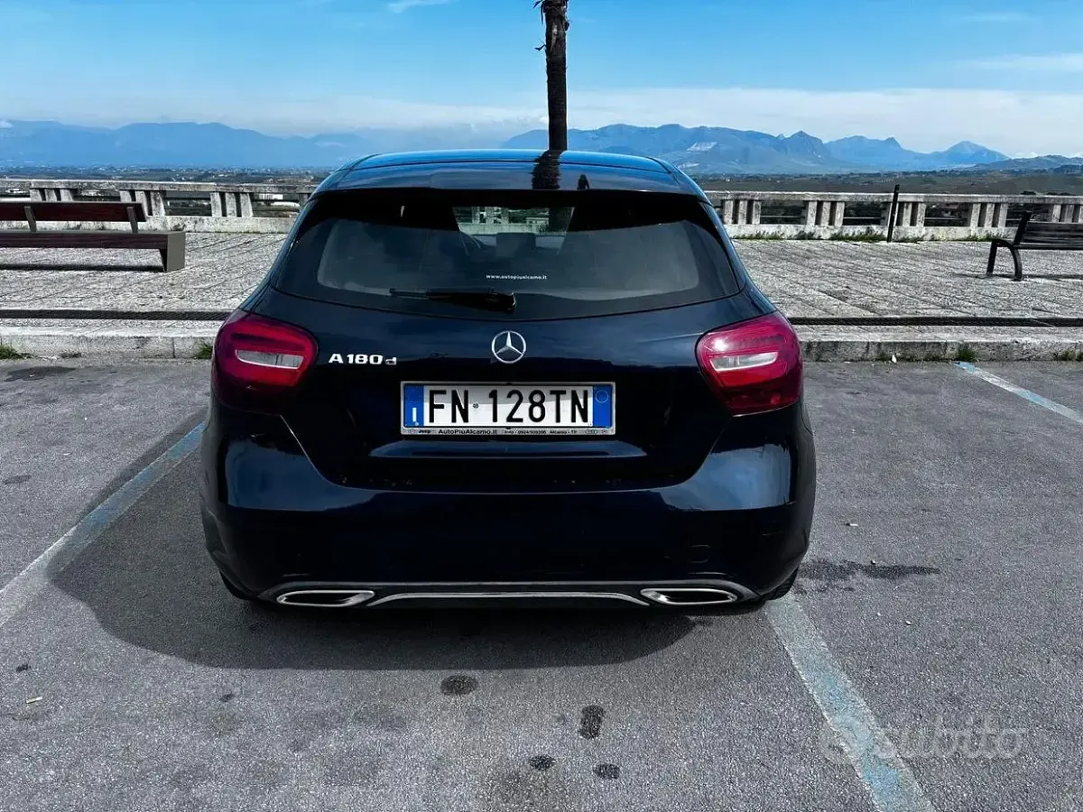 Usata Mercedes A180 109 CV (80 kW) 2018 Bluazzurro Berlina