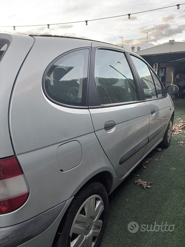 Usata Renault Scénic LIMITED 107 CV (78 kW) 2002 Grigio Monovolume