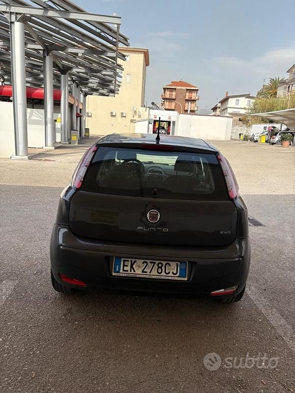 Begagnad Fiat Punto 90 HK (66 kW) 2012 Svart Halvkombi