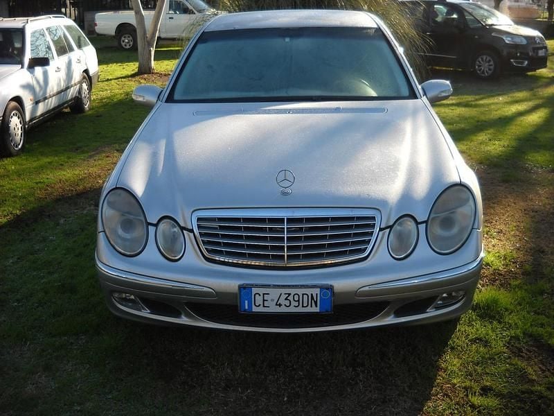 Usata Mercedes E220 Elegance 149 CV (109 kW) 2003 Argento Berlina