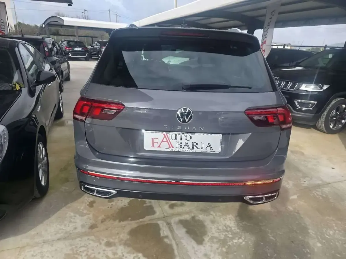 Usata VW Tiguan R-line 150 CV (110 kW) 2022 Grigio pietra SUV