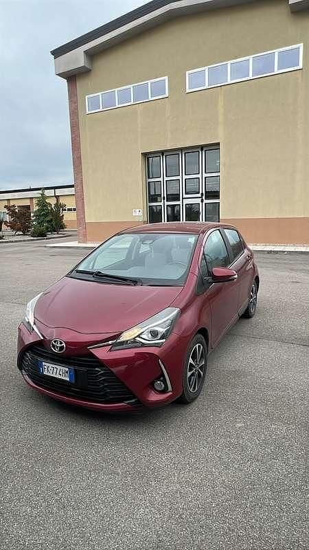 Usata Toyota Yaris Lounge 69 CV (50 kW) 2017 Berlina