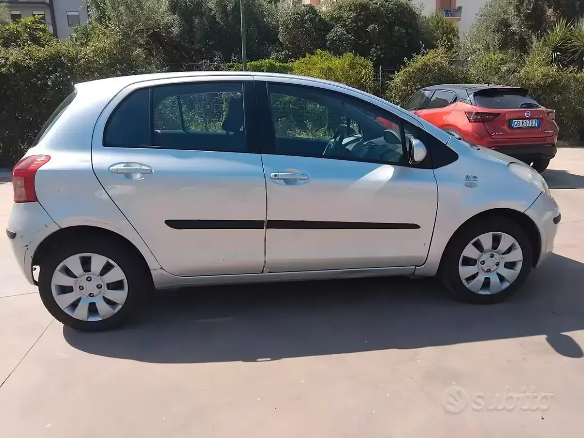 Usata Toyota Yaris Sol 69 CV (50 kW) 2009 Grigio Utilitaria