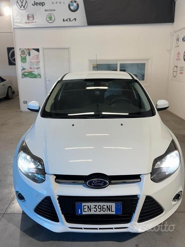 Begagnad Ford Focus Titanium 95 HK (69 kW) 2012 Vit Sedan