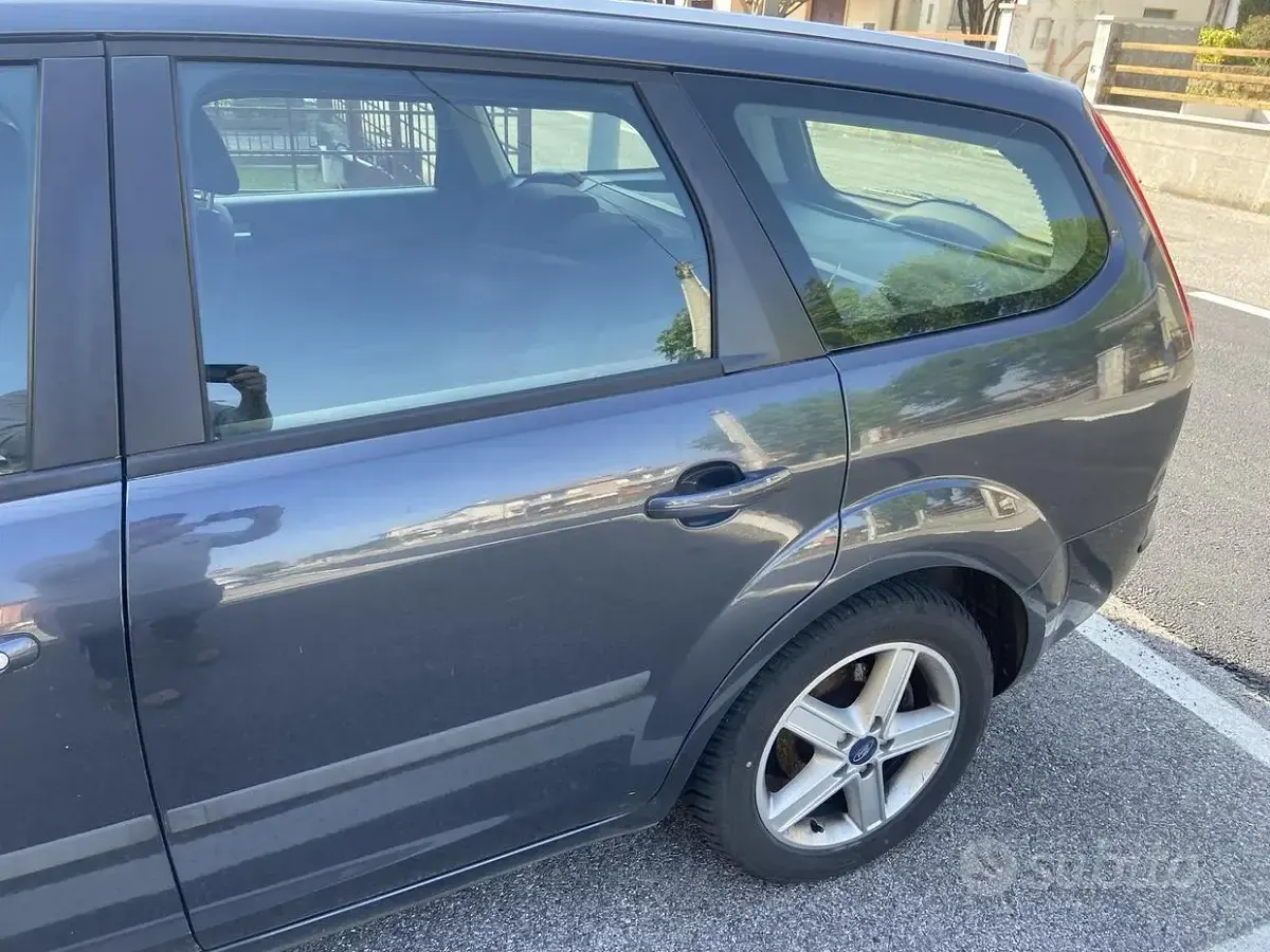 Usata Ford Focus 90 CV (66 kW) 2006 Grigio Station wagon