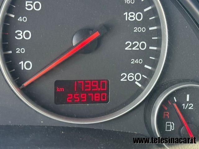 Begagnad Audi A4 131 HK (96 kW) 2001 Grå Sedan
