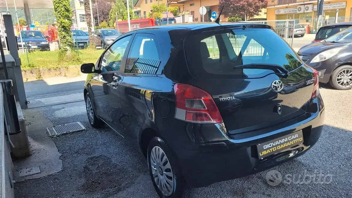 Usata Toyota Yaris Sol 90 CV (66 kW) 2011 Nero Utilitaria