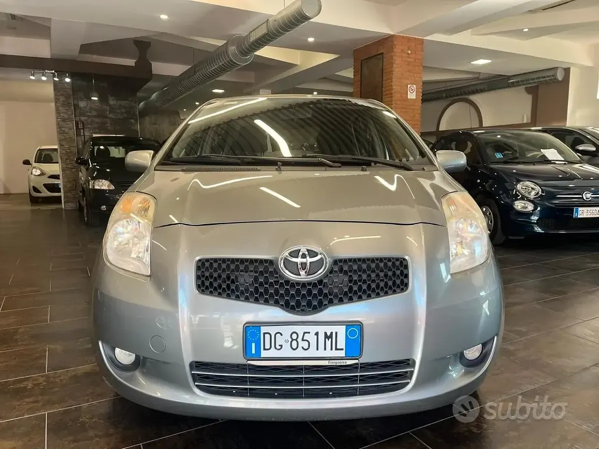 Usata Toyota Yaris Sol 69 CV (50 kW) 2007 Grigio Utilitaria