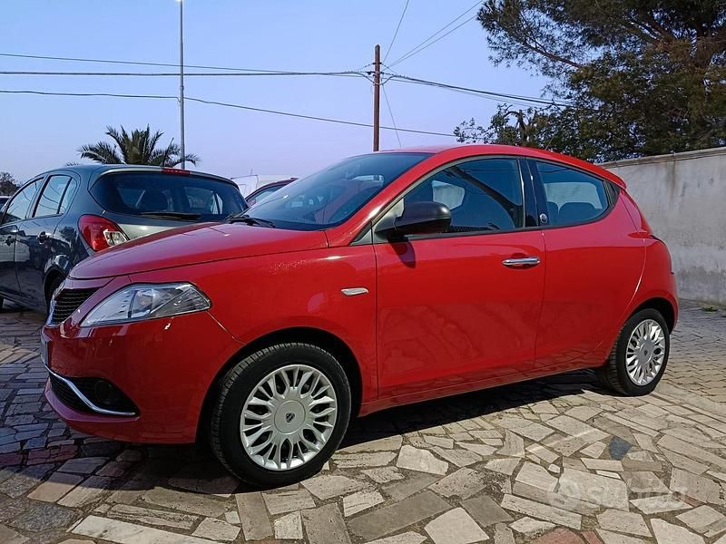 Usado Lancia Ypsilon Silver 69 HP (50 kW) 2018 Vermelho Citadino
