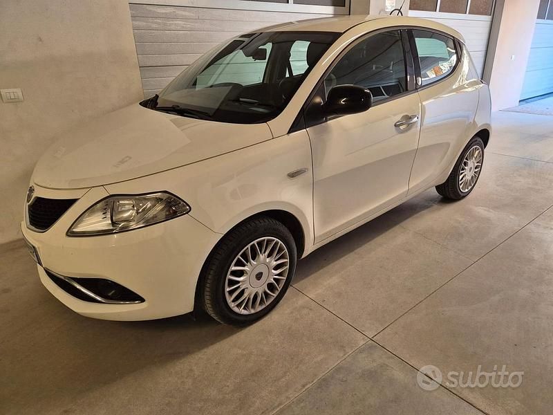 Usata Lancia Ypsilon Gold 69 CV (50 kW) 2016 Bianco Utilitaria