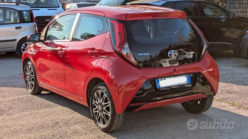 Usata Toyota Aygo Connect Style 72 CV (52 kW) 2021 Rosso Utilitaria