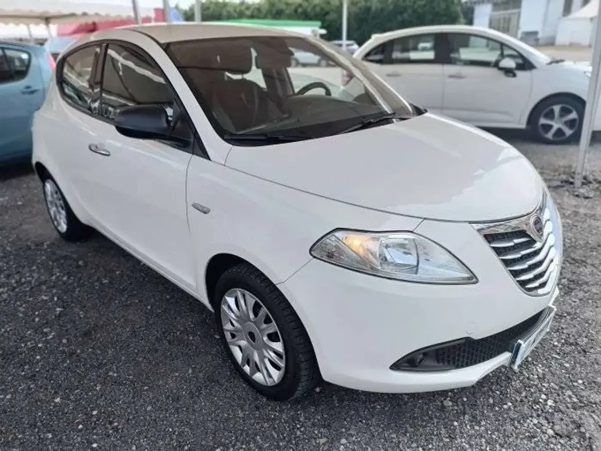 Usata Lancia Ypsilon Gold 69 CV (50 kW) 2014 Bianco Utilitaria