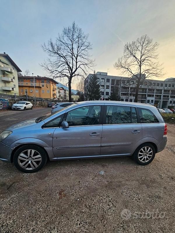 Usata Opel Zafira 2006 Grigio Monovolume