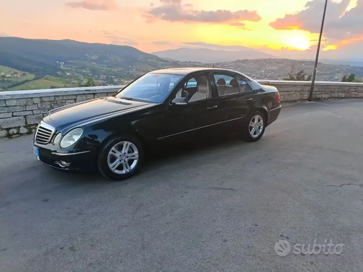 Usata Mercedes E220 170 CV (125 kW) 2005 Nero Berlina