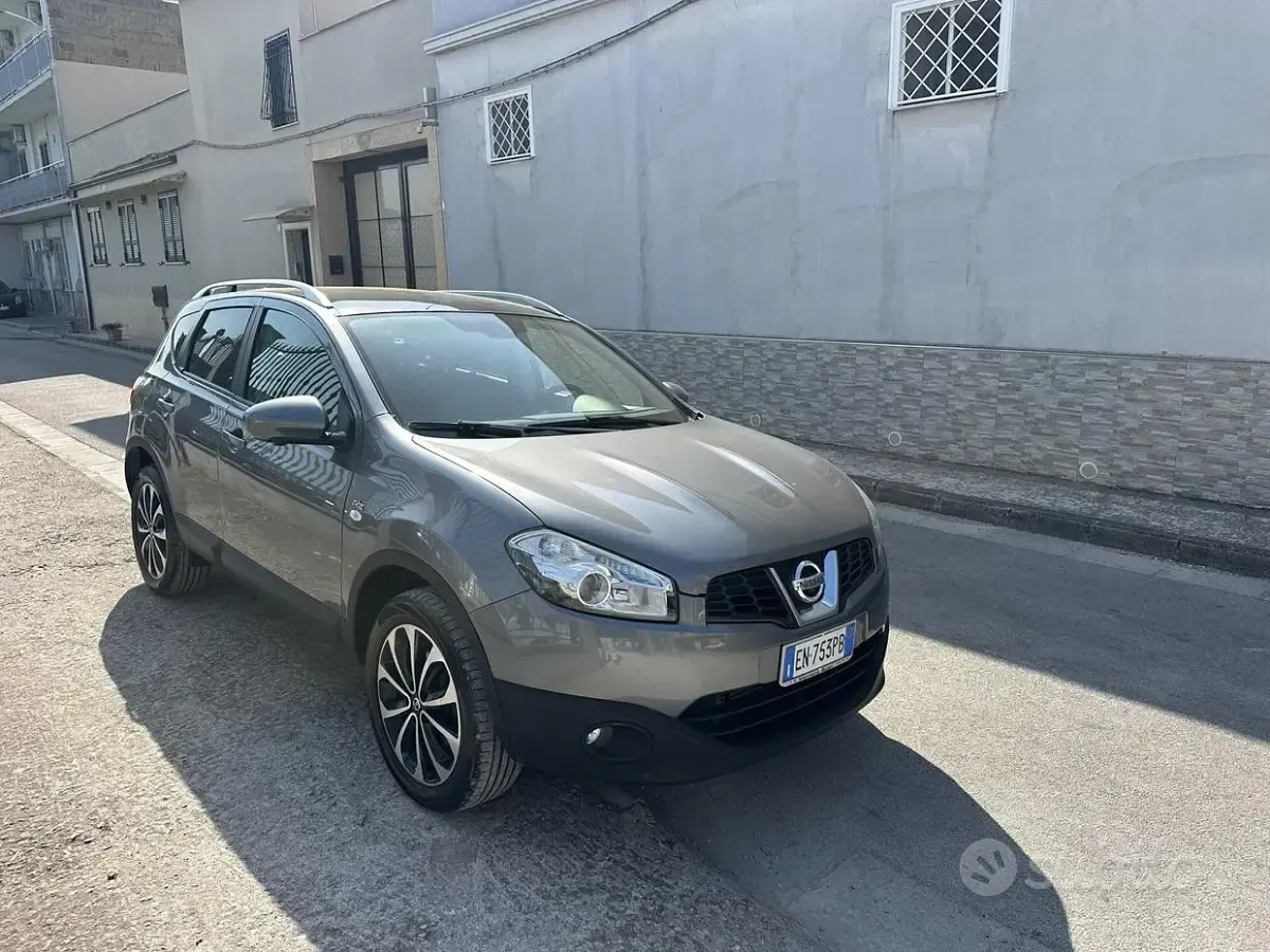 Usata Nissan Qashqai N-TEC 131 CV (96 kW) 2012 Grigio SUV