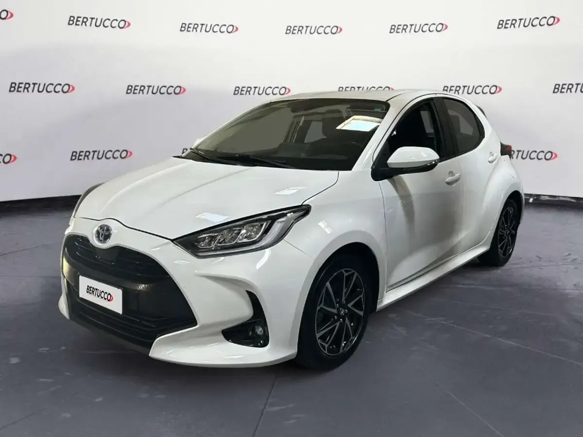 Usata Toyota Yaris Hybrid Trend 115 CV (84 kW) 2022 Bianco Berlina