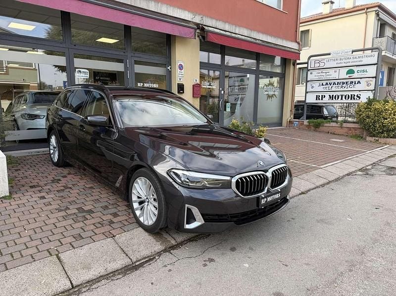 Sophistogray metallic Usata 2022 BMW 520 Luxury Line Station wagon | 25.900 € (Ottimo prezzo) - Immagine 1/4