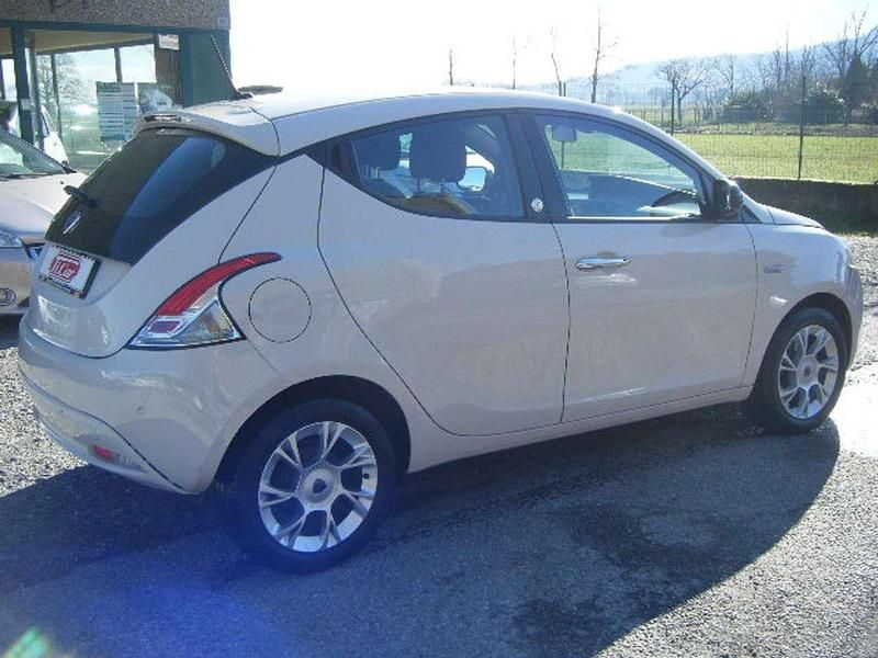 Usata Lancia Ypsilon 95 CV (69 kW) 2015 Beige Utilitaria