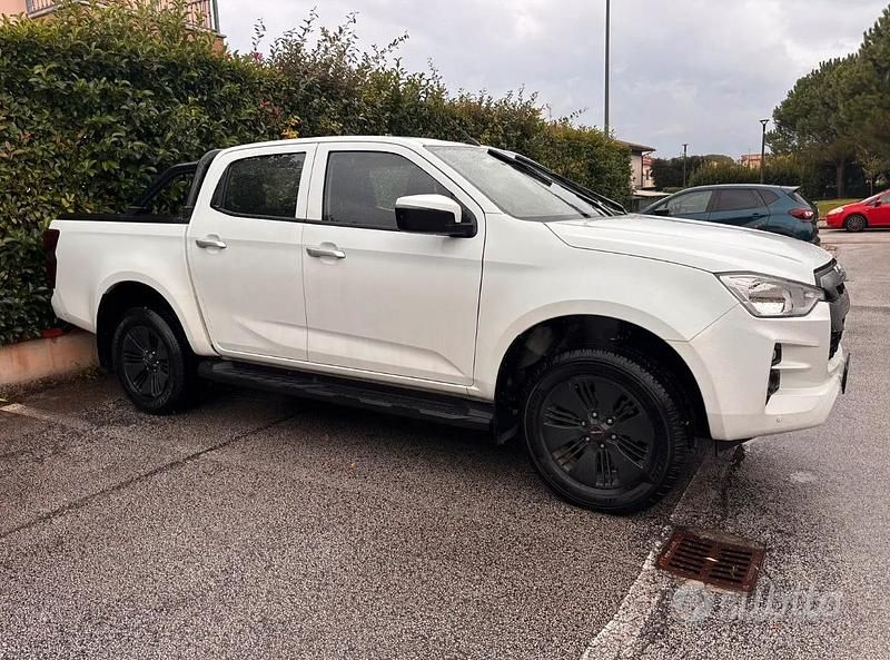 Bianco Usata 2023 Isuzu D-Max SUV | 33.550 € - Immagine 1/4
