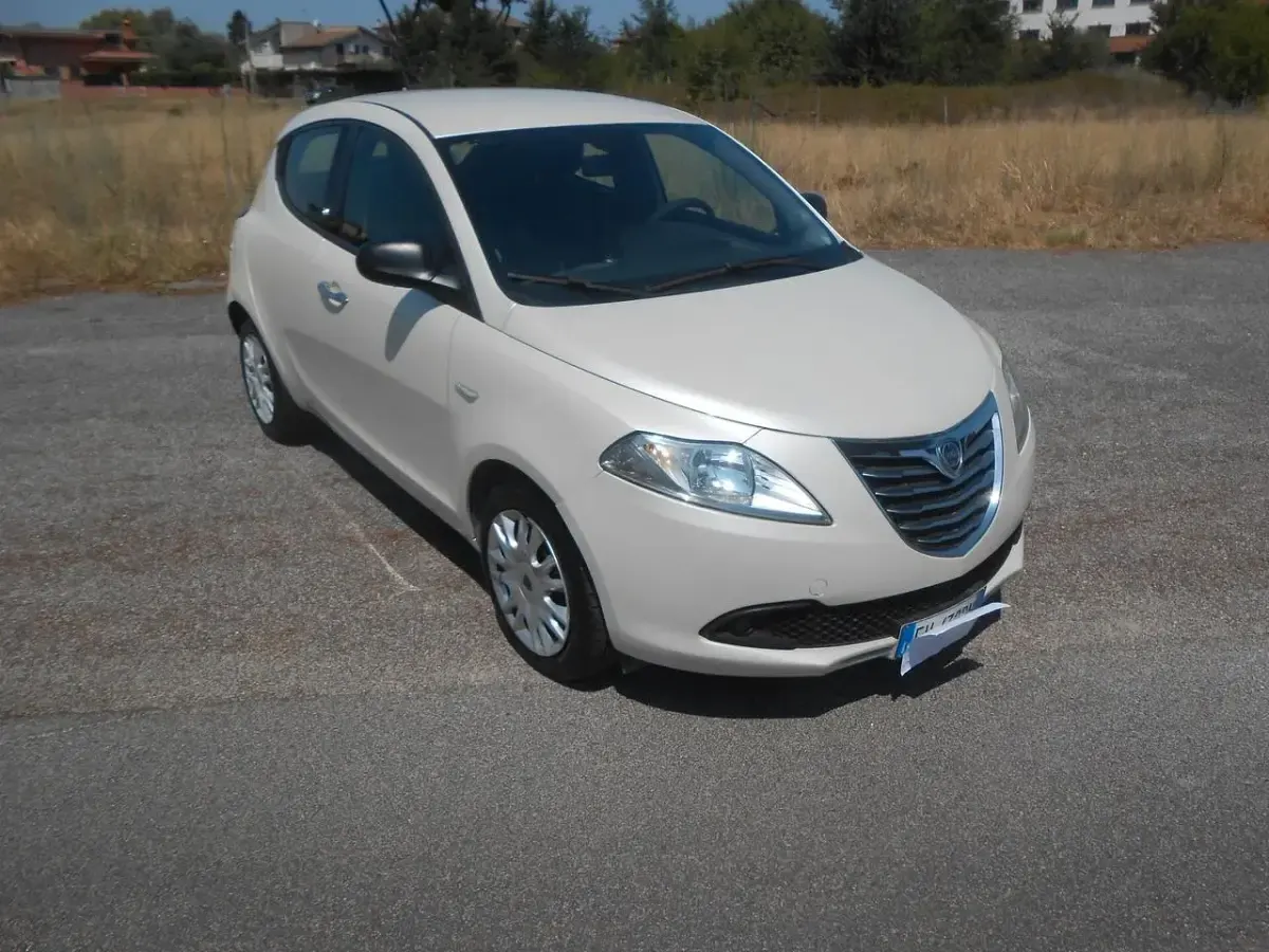 Usata Lancia Ypsilon Silver 95 CV (69 kW) 2014 Bianco Utilitaria