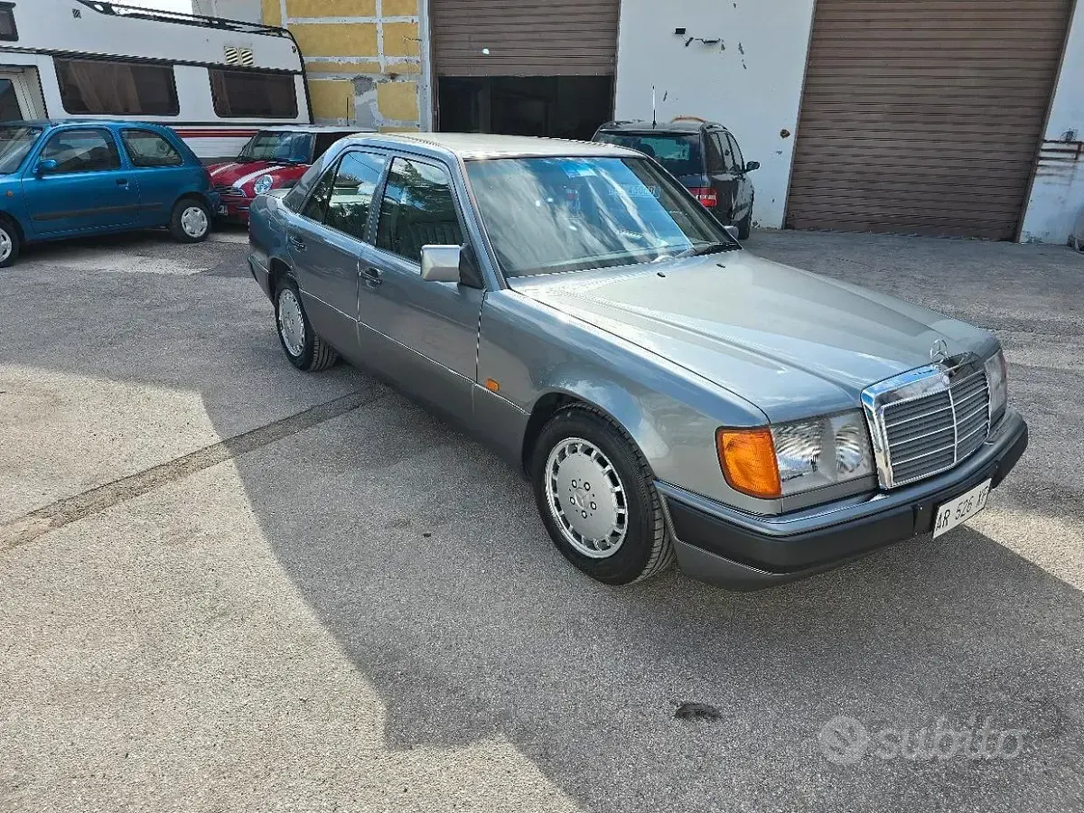Usata Mercedes E300 220 CV (161 kW) 1990 Grigio Berlina